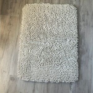 Plush White Chenille Bath Mat - Soft Absorbent Bathroom Rug